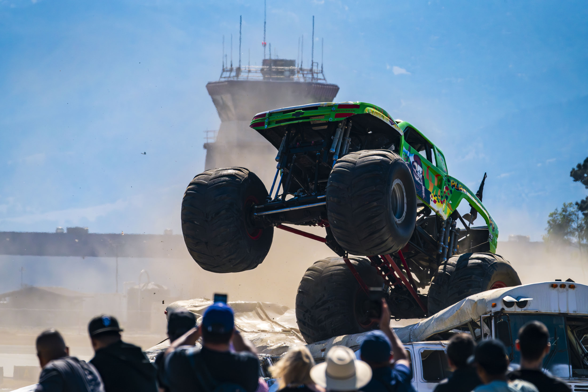 Monster Truck: PLAY'N FOR KEEPS jumped over school busJ